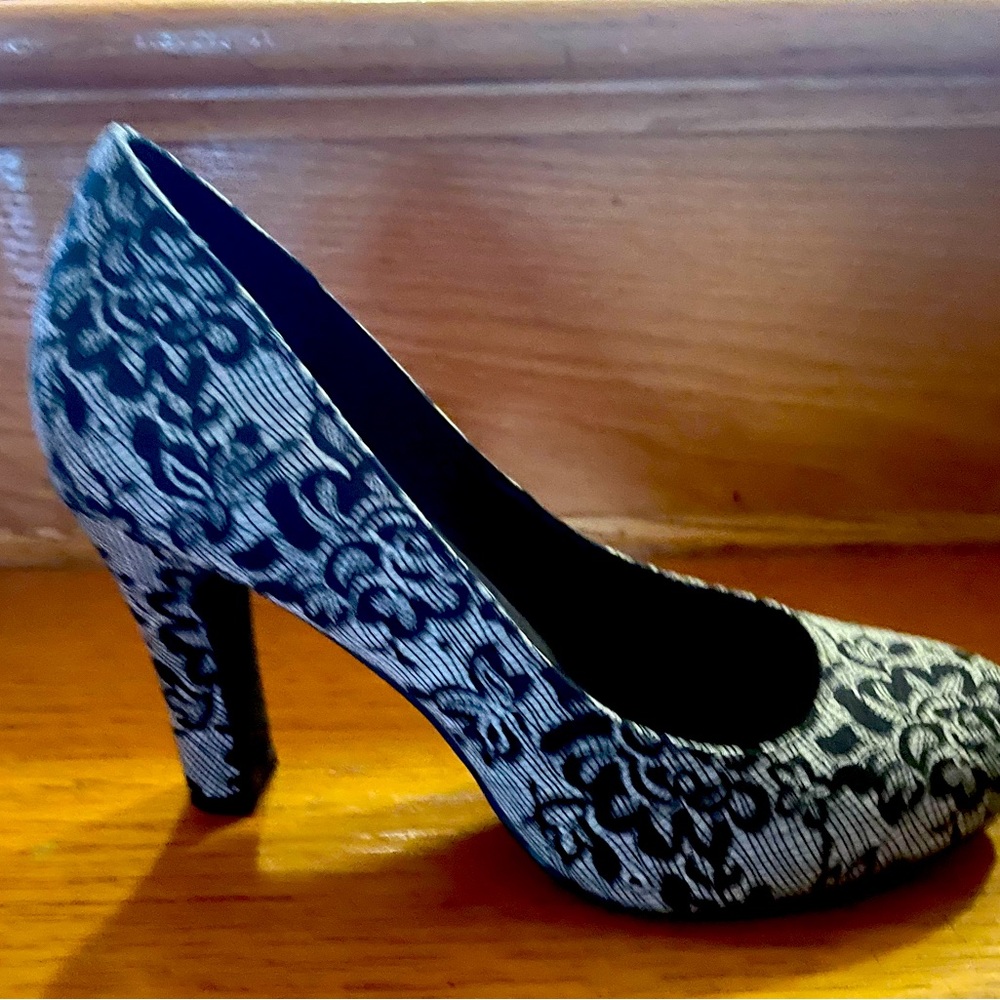 Cute comfy shoes, like new!